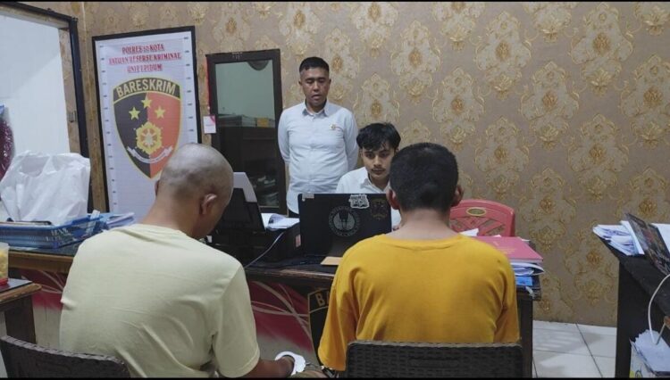 GELAPKAN MOTOR— Pelaku Joni yang menggelapkan sepeda motor pelat merah ditangkap bersama penadah oleh Satreskrim Polres Limapuluh Kota.