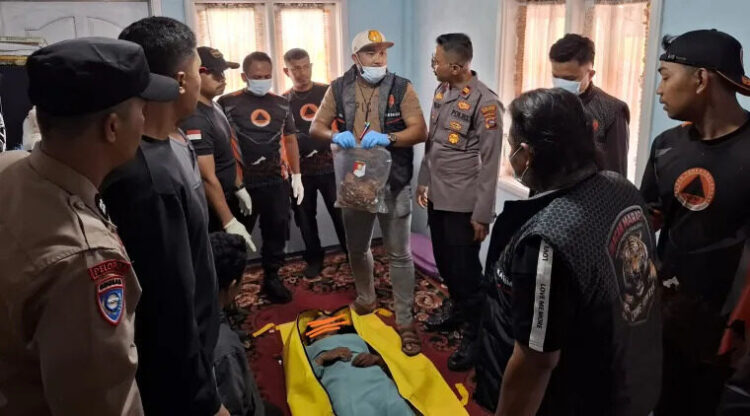 Dikunjungi Ibu Gegara Mengeluh Sakit, Melgusnawita Tewas Tergantung di Rumah Kontrakan 1 TEWAS TERGANTUNG— Polisi melakukan olah TKP penemuan mayat tergantung di rumah kontrakan di Kelurahan Kampung Manggis, Kecamatan Padangpanjang Barat, Kota Padangpanjang.