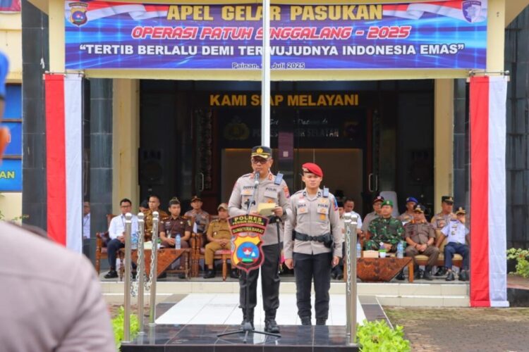 Gelar Pasukan, Kapolres Pessel Pimpin Upacara Operasi Patuh Singgalang 2025 1 SAMBUTAN—Kapolres Pesisir Selatan AKBP Derry Indra, memberikan sambutan saat pimpin upacara Operasi Patuh Singgalang 2025, Senin (14/7) di halaman Mapolres Pessel.