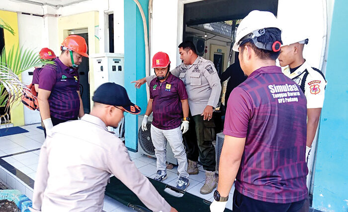 PLN UP3 Padang Gandeng BPBD Kota Padang, Gelar Simulasi Tanggap Darurat dan P3K 1 SIMULASI TANGGAP DARURAT— PT PLN (Persero) UP3 Padang bekerja sama dengan BPBD Kota Padang menyelenggarakan Simulasi Tanggap Darurat Bencana dan Pertolongan Pertama Pada Kecelakaan (P3K), di Aula UP3 Padang, Selasa (8/7).
