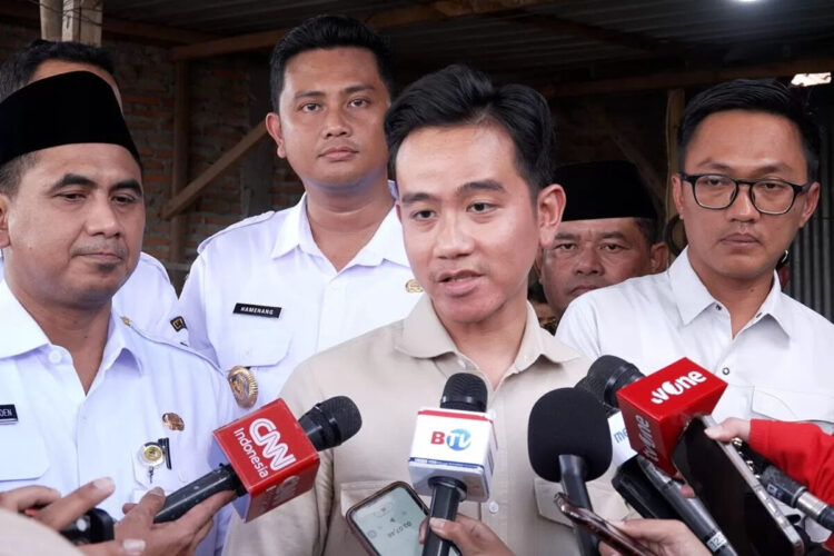 Ditugasi Presiden Berkantor di Papua, Gibran: Saya Bisa Bekerja di Mana Saja 1 WAWANCARA— Wakil Presiden Gibran Rakabuming menjawab pertanyaan wartawan.