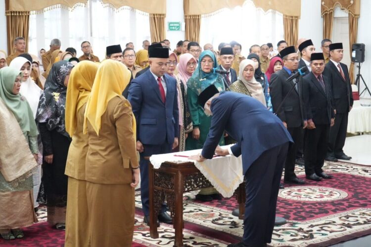 Lantik 25 Pejabat Manajerial, Gubernur Mahyeldi Tegaskan Komitmen Pelayanan Publik 1 PELANTIKAN— Gubernur Sumatera Barat Mahyeldi Ansharullah saat mengukuhkan dan melantik 25 pejabat manajerial di lingkungan Pemprov Sumbar.