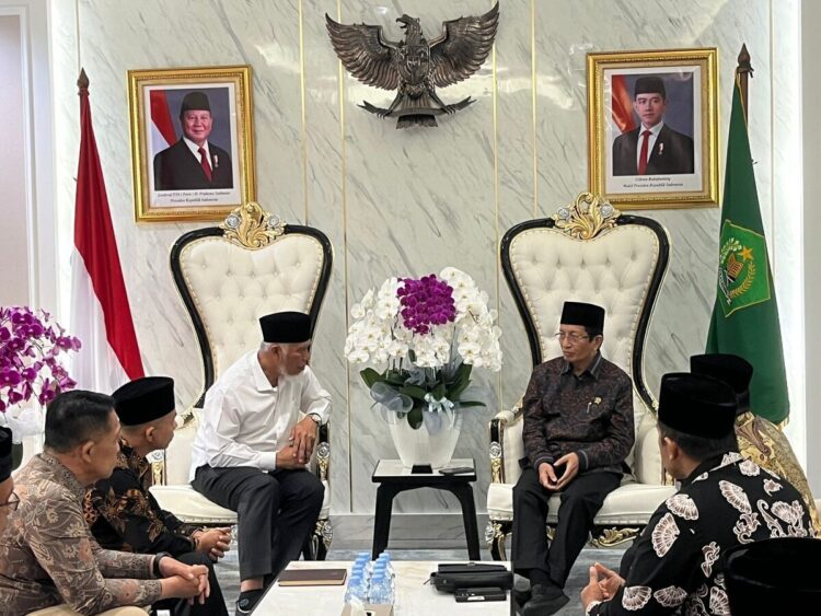 Gubernur Mahyeldi Temui Menag di Jakarta, Usulkan Sumbar Tuan Rumah Rakernas Asrama Haji 1 TEMUI MENAG— Gubernur Sumbar Mahyeldi saat dialog dengan Menteri Agama, Prof. Dr. KH. Nasaruddin Umar. Dalam pertemuan itu, keduanya membahas sejumlah agenda strategis, mulai dari penguatan ekonomi umat melalui wakaf produktif, pembangunan infrastruktur keagamaan, hingga rencana pelaksanaan Rapat Kerja Nasional (Rakernas) UPT Asrama Haji se-Indonesia di Sumbar.