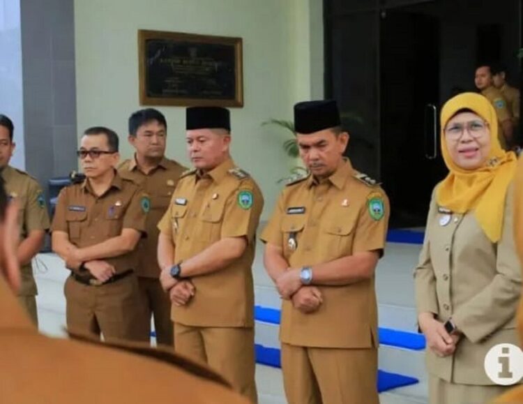 Tingkatkan Pelayanan Masyarakat, Bupati Instruksikan Camat Wajib Menetap di Kecamatan 1 TINGKATKAN LAYANAN MASYARAKAT— Bupati Pasaman Welly Suhery dan Wakil Bupati Parulian Dalimunte, saat memberikan arahan pada ASN untuk terus meningkatkan pelayanan kepada masyarakat.
