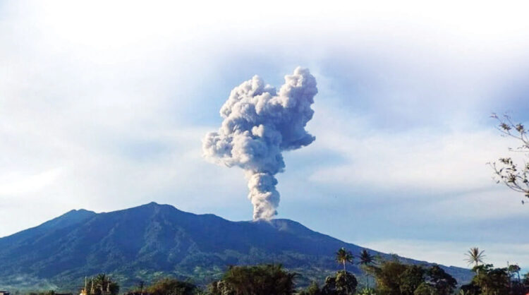 Gunung Marapi kembali Erupsi, Dentuman Terdengar hingga Bukittinggi dan Padang Panjang 1 ERUPSI— Gunung Marapi kembali erupsi dengan letusan setinggi 1,6 kilometer pada Rabu (23/7) pagi, yang terlihat dan
terdengar dentumannya hingga ke Kota Bukittinggi dan Kota Padang Panjang.