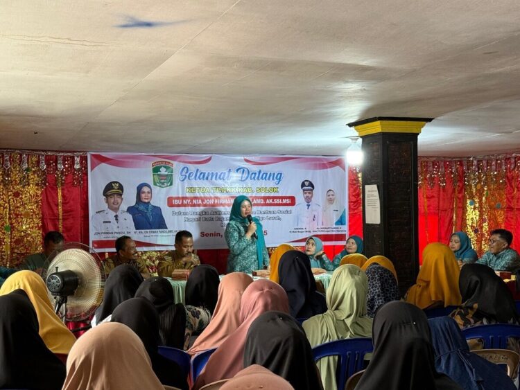 Nia Jon F Pandu Berharap Dana Bansos Dirasakan Langsung Manfaatnya 1 AUDIENSI— Ketua TP PKK Kabupaten Solok Ny. Nia Jon Firman Pandu, menghadiri audiensi penerima Bantuan Sosial kepada masyarakat di Nagari Batu Bajanjang.