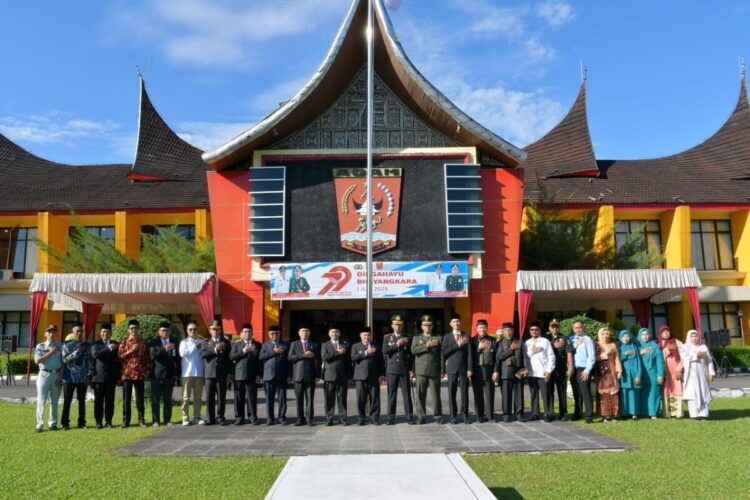 Hadiri HUT Bhayangkara ke-79, Bupati Agam: Polri Pilar Utama Dukung Kelancaran Pembangunan Daerah 1 HUT BHAYANGKARA— Bupati Agam, Benni Warlis menghadiri upacara peringatan Hari Ulang Tahun (HUT) Bhayangkara ke 79, di halaman Kantor Bupati Agam, Selasa (1/7).