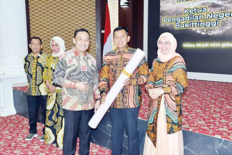 Perkuat Sinergi Lintas Daerah, Wabup Agam Hadiri Pisah Sambut Forkopimda Bukittinggi 1 HADIRI— Wakil Bupati Agam, Muhammad Iqbal, menghadiri acara pisah sambut sejumlah pejabat Forkopimda Bukittinggi di Aula Rumah Dinas Wali Kota Bukittinggi, Selasa (8/7) malam.