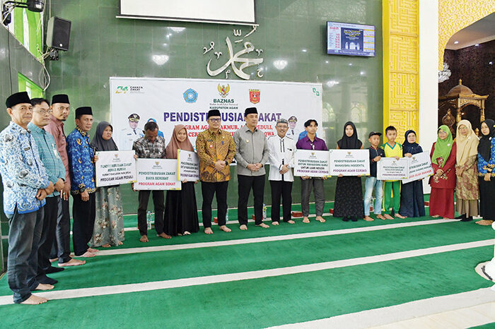 Hingga Juli 2025, Baznas Agam Telah Salurkan Zakat Rp990 Juta 1 PENYALURAN ZAKAT— Baznas Kabupaten Agam tunjukkan konsistensinya dalam menyalurkan zakat kepada mustahik. Juli 2025, Baznas Kabupaten Agam telah mendistribusikan zakat Rp990.250.000 kepada 479 mustahik, yang dibagi menjadi tiga tahap.