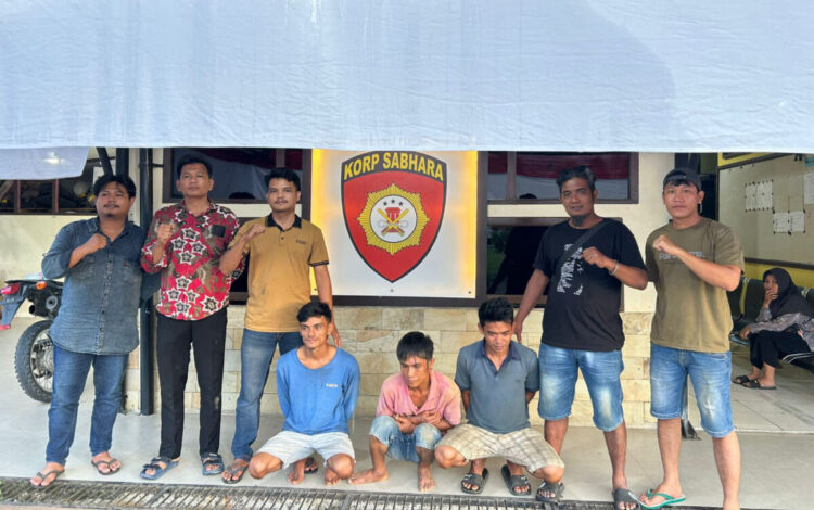 Pengedar dan 2 Orang Pembeli Sabu Diringkus 1 SABU— Tiga pelaku penyalahgunaan narkotika jenis sabu diamankan oleh Satresnarkoba Polres Kepulauan Mentawai.