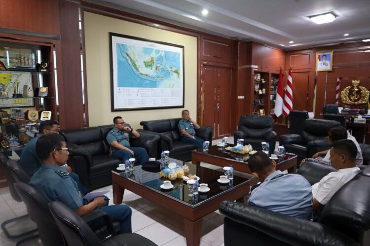 Kolaborasi Lantamal II dengan Pemko Padang, Akademi Angkatan Laut Asean Plus dari 22 Negara Hadiri HJK ke-356 1 PERSIAPAN HJK PADANG 356— Danlantamal II Laksamana Pertama TNI Sarimpunan Tanjung dialog dengan para wartawan persiapan kegiatan HUT Kota Padang ke 356.