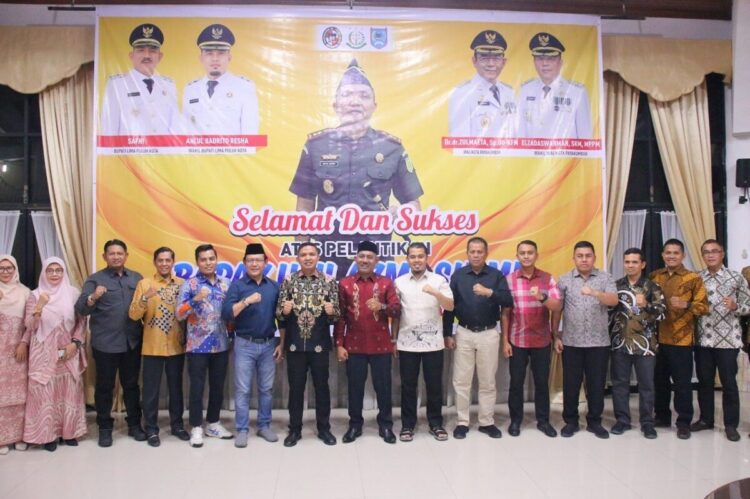 FOTO BERSAMA—Wali Kota Payakumbuh Zulmaeta, jajaran Forkopimda berfoto bersama dengan Kajari Payakumbuh yang baru, lil Azmi, di Rumah Dinas Bupati Lima Puluh Kota, Rabu (16/7) malam.