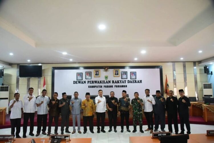 Wakil Bupati Rahmat Hidayat, Apresiasi dan Terima Kasih Kepada Pimpinan dan Seluruh Anggota DPRD 1 FOTO BERSAMA—Wakil Bupati Padangpariaman Rahmat Hidayat usai kegiatan foto bersama anggota dewan.