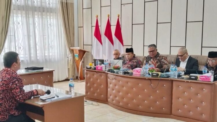 17 Pejabat Pemkab Solok Selatan Ikuti Uji Kompetensi 1 UJI KOMPETENSI— Sebanyak 17 Pimpinan Tinggi (JPT) tinggi Pratama di Pemerintah Kabupaten Solok Selatan
mengikuti uji kompetensi dalam rangka job fit penyesuaian kursi jabatan. Uji kompetensi ini meliputi evaluasi capaian
kinerja dan perencanaan untuk lima tahun ke depan.