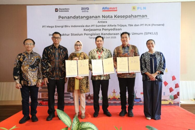 PLN, MEBI, dan Alfamart Kolaborasi Kembangkan Infrastruktur SPKLU di Lokasi Strategis se-Indonesia 1 IMG 20250728 WA0003
