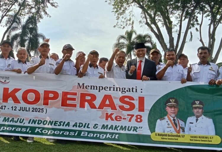 Koperbam Hadiri Peringatan Hari Koperasi ke 78 di Kantor Gubernur, Mahyeldi: Jangan Rusak Koperasi yang Sudah Eksis 1 PERINGATAN HARI KOPERASI— Ketua Koperbam Telukbayur Chandra, anggota dan Gubernur Sumbar Mahyledi foto bersama usai upacara peringatan Hari Koperasi ke-78, Kamis (17/7)..