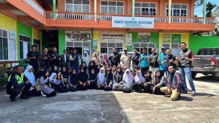 25 Anak Panti Asuhan Aisyiyah Terima Bantuan PLN Payakumbuh 1 BANTUAN PLN — Kepala Panti Asuhan Aisyiyah Tanjung Bonai, Willya Zahara, foto bersama dengan para penerima bantuan dan Pegawai PLN Unit Pelaksana Pelayanan Pelanggan (UP3) Payakumbuh.