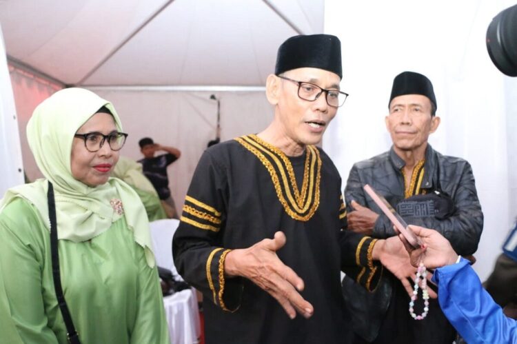 Musik Tradisional Katumbak Anak Abak Meriahkan Hoyak Tabuik Piaman 2025 1 WAWANCARA—Firman (56) Owner Katumbak Anak Abak, Firman, saat diwawancara para wartawan.