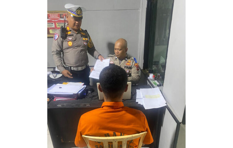 DIPERIKSA— Penyidik Satlantas Polres Payakumbuh melakukan pemeriksaan terhadap 
tersangka RA yang menabrak pemulung hingga tewas.