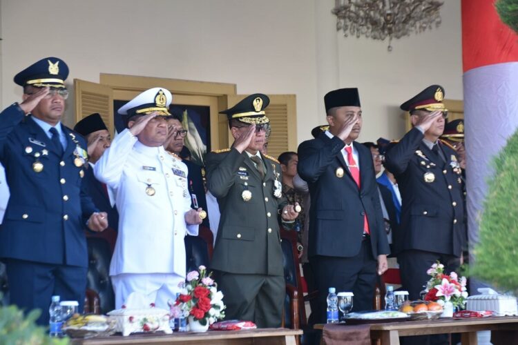 Jaga Sinergitas, Danlantamal II Hadiri HUT Bhayangkara di Istana Gubernur 1 HADIRI UPACARA HUT— Komandan Pangkalan Utama TNI AL (Danlantamal) II Laksamana Pertama TNI Sarimpunan Tanjung, saat menghadiri upacara dalam rangka hari Bhayangkara ke 79 yang dilaksanakan di lapangan istana gubernur Sumatera Barat, Selasa (1/7).