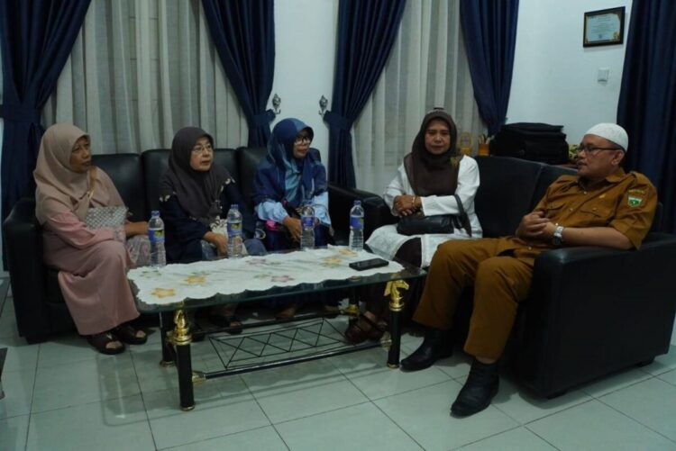 Majelis Taklim Miftahul Jannah, Jajaki Kerja Sama dengan Kominfo 1 KUNJUNGI KOMINFO— Pengurus Majelis Taklim disambut Kepala Dinas Kominfo, Ampera Salim di ruang kerjanya.