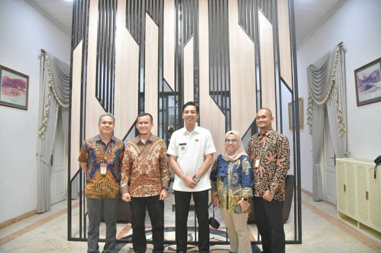 Pemko Sawahlunto Perkuat Sinergi Bidang Pendidikan Tambang 1 AUDENSI— Wali Kota Sawahlunto Riyanda Putra, menerima audiensi Kepala Balai Diklat Tambang Bawah Tanah (BDTBT), Darius Agung Prata, di Rumah Dinas Wali Kota pada Jumat (4/7) lalu.