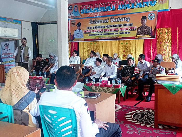 ”Jangan Terlalu Berharap dengan Dana Pokir” 1 SAMBUTAN—Anggota DPRD Tanahdatar Fraksi PKS Adib Fadil memberikan sambutan pada Musnag Gurun.