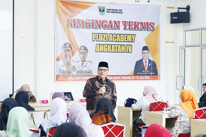 Ketua DPRD Sumbar Beri Motivasi Pelaku UMKM, Muhidi: Libatkan Allah dalam Membangun Usaha 1 MOTIVASI UNTUK PELAKU UMKM—Ketua DPRD Sumbar, Muhidi memberikan motivasi kepada pelaku UMKM yang mengikuti Bimtek Academy Angkatan IV, di Aula PLUT KUMKM Dinas Koperasi dan UMKM Sumbar, Selasa (17/6).