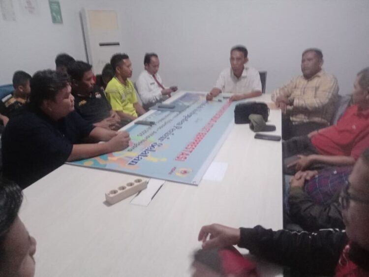 Untuk Tiga Organisasi Kepemudaan dan Olahraga, Dispora Pessel Siapkan Dana Hibah Rp600 Juta 1 ARAHAN— Kabid Pemuda dan Olahraga, Disparpora Kabupaten Pesisir Selatan, Suhendra memberikan arahan dalam sebuah rapat.