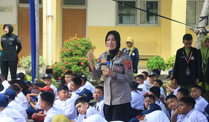 Sosialisasikan Anti Tawuran dan Balap Liar, Polda Sumbar Ajak Siswa SMPN 25 Padang Patuhi Aturan 1 BERI ARAHAN-Kabid Humas Polda Sumbar, Kombes Pol Susmelwati saat memberikan arahan
kepada siswa baru di SMPN 25 Padang.