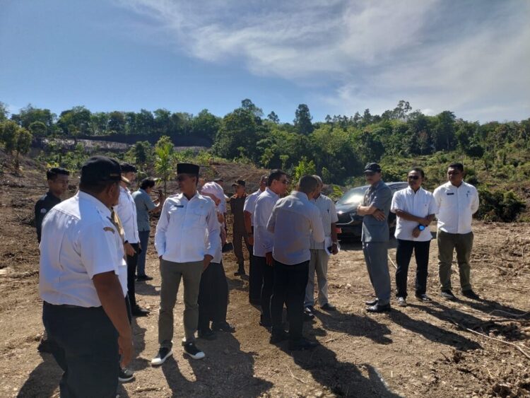 LOKASI PEMBANGUNAN RUTAN— Kanwil Dirjenpas Sumbar melakukan mengecekan lokasi rencana pembangunan Rutan Kelas II B Painan bersama Bupati Pessel Hendrajoni.