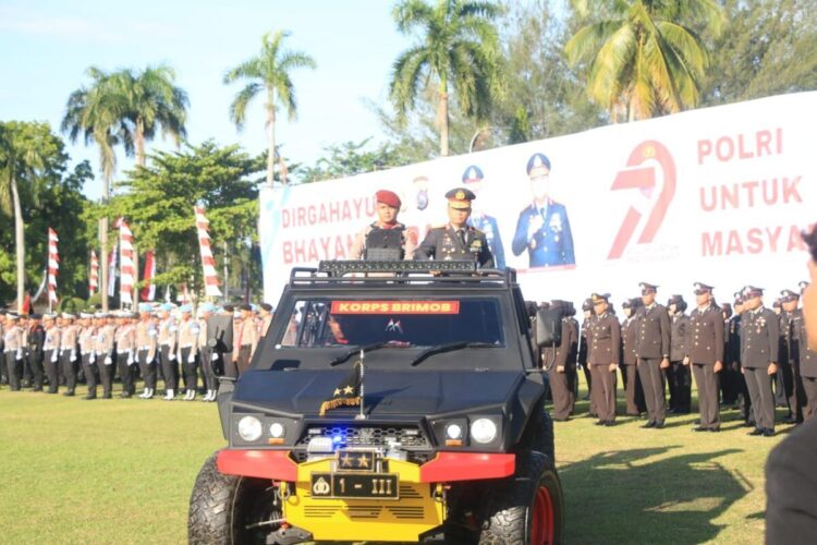 Kapolda Sumbar Pimpin Upacara Hari Bhayangkara ke-79, Terus Berbenah untuk Berikan Pelayanan yang Terbaik dan Menegakkan keadilan 1 CEK KESIAPAN— Kapolda Sumbar Irjen Pol Gatot mengecek kesiapan pasukan saat upacara Hari Bhayangkara ke-79.