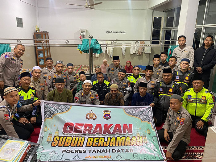 FOTO BERSAMA— Kapolres Tanahdatar AKBP Nur Ichsan Dwi Septiyanto, S.H., S.I.K., M.I.K foto bersama dengan jamaah usai shalat subuh berjamaah.