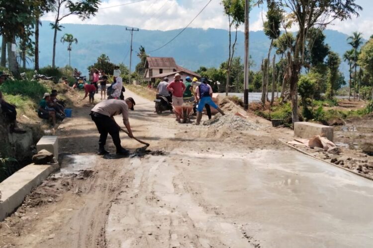Polsek Pantai Cermin Perbaiki Jalan Berlubang di Jorong Pasa Surian 1 PERBAIKAN JALAN RUSAK— Kapolsek Pantai Cermin Iptu Afrizal pimpin langsung gotong royong bersama masyarakat untuk memperbaiki jalan berlubang dan rusak.
