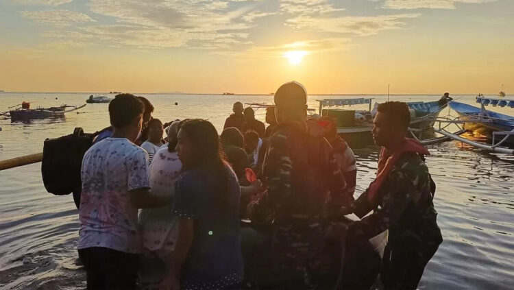 Kecelakaan Kapal Terjadi Beruntun dalam Waktu Berdekatan, Komisi V Desak Evaluasi SOP Pelayaran 1 KAPAL TERBAKAR— Proses evakuasi korban KM Barcelona V yang terbakar di Perairan Talise.