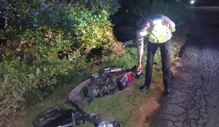 Tabrakan Beruntun 3 Motor, Satu Tewas, Tiga Luka-luka 1 OLAH TKP— Polisi melakukan olah TKP kecelakaan tiga motor yang menewaskan satu orang dan tiga orang lainnya luka-luka di Nagari Lubuak Gadang, Kecamatan Sangir.