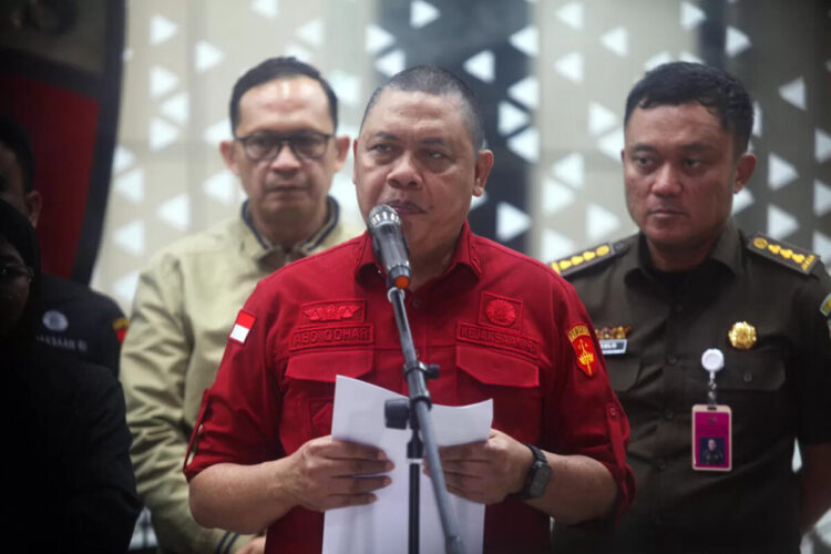 8 Tersangka Dugaan Korupsi Pertamina Ditahan, Raja Minyak Riza Chalid Perlu Dijemput di Singapura 1 DITAHAN— Direktur Penyidikan (Dirdik) Jaksa Agung Muda Tindak Pidana Khusus (Jampidsus) Kejagung, Abdul Qohar mengumumkan penahanan delapan tersangka korupsi tata kelola minyak mentah dan produk kilang pada PT Pertamina (Persero).