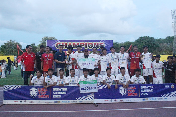 Liga TopSkor Sumbar 2025 Resmi Ditutup, 168 Tim Tunjukkan Talenta Muda Terbaik 1 SERAHKAN PIALA— Direktur Liga TopSkor Indonesia, Yusuf Kurniawan, menyerahkan Piala dan plakat kepada kapten tim SKO Sumbar U-18 yang keluar sebagai juara 1 pada LTS Sumbar 2025, Minggu (13/7) sore.