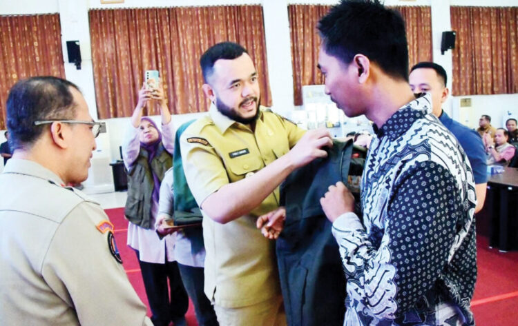 Kelurahan Tangguh Bencana, Wujudkan Kesiapsiagaan Masyarakat Hadapi Bencana 1 PENCANGAN KTB— Wali Kota Padang Fadly Amran, memasangkap rompi kepada peserta penguatan kapasitan Kelurahan Tangguh Bencana (KTB), di Gedung Bagindo Aziz Chan, Balai Kota Padang, Selasa (29/7).