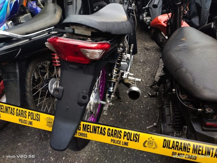 Polres Payakumbuh Amankan 23 Sepeda Motor 1 AMANKAN— Puluhan unit kendaraan roda dua diamankan personel gabungan Polres Payakumbuh saat Operasi Cipta Kondisi, Sabtu-Minggu (26-27/7) dini hari.