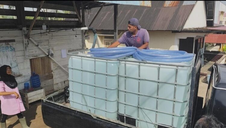 Musim Kemarau, Masyarakat Banyak Beli Air Bersih 1 BELI AIR BERSIH— Mobil yang membawa air bersih saat ditunggu masyakat di sekitar Kabupaten Limapuluhkota yang kini didera musim kemarau.