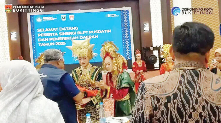 Bukittinggi Dorong Transformasi Pendidikan Digital Berbasis Nilai Agama dan Budaya Lokal 1 siriah dalam carano— Kepala Balai Layanan Platform Teknologi Kemendikbudristek RI, Wibowo Mukti disambut dengan siriah dalam carano dalam acara pelaksanaan Koordinasi Nasional Forum Kepala Balai Teknologi Informasi dan Komunikasi (TIK) Pendidikan se-Indonesia, yang digelar di Balairung Rumah Dinas Wali Kota, Sabtu (19/7).