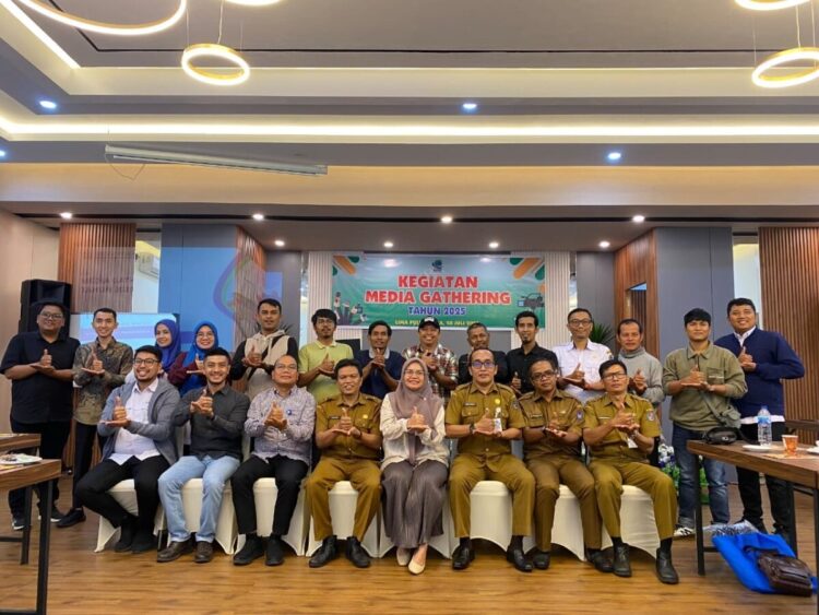 BPJS Kesehatan Gelar Media Gathering, Peserta Mandiri BPJS Kesehatan Masih Banyak Menunggak Iuran 1 FOTO BERSAMA—Kepala Cabang BPJS Kesehatan Payakumbuh Difiyanna Sayodase saat kegiatan media gathering dengan awak media.