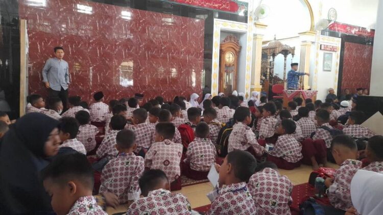 MIN 6 Kota Padang Peringati 1 Muharram 1447 H, Rusmatul Amri: Ajang Perenungan dan Peningkatan Kualitas Diri 1 PERINGATI 1 MUHARRAM— MIN 6 Kota Padang menggelar serangkaian kegiatan keagamaan saat memeringati 1 Muharram 1447 Hijriah. Acara diawali Tabligh Akbar sekaligus taaruf siswa baru.