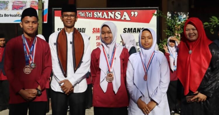 Kepsek Apresiasi Tiga Pelajar SMAN 1 Raih Medali 1 APRESIASI— Kepala
SMAN 1 Sawahlunto bangga dan memberikan apresiasi kepada tiga pelajar SMAN 1 Sawahlunto berhasil meraih medali pada kejuaraan
tenis junior.