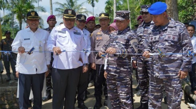 Baksos Lantamal II di Solsel Sukses, Kerja Sama Pemkab, TNI AL dan Masyarakat 1 GUNTING PITA—Danlantamal II Laksamana Pertama TNI Sarimpunan Tanjung didampingi Dansatgas Baksos Letkol (PM) Enriko Sandro Henr dan Sekda Solsel Syamsurizaldi Solsel, menggunting pita saat peresmian revitalisasi irigasi dan pembangunan jalan akses Sungai Talu menuju bendungan dan Sungai Talu - Sawah Siluak.