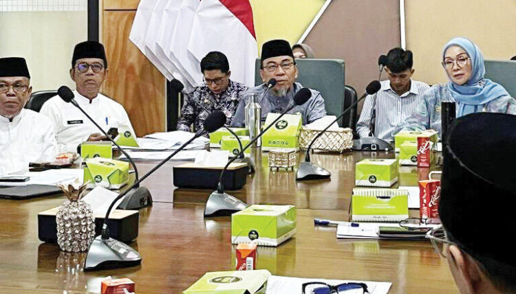 USULAN PENERIMA PIN EMAS— Wawako Padnag Maigus Nasir, menghadiri rapat lanjutan Penghargaan Tokoh Masyarakat Dalam Rangka HJK ke-356 2025 di Lounge Akmal Usman, Balai Kota Aie Pacah, Jumat (18/7).