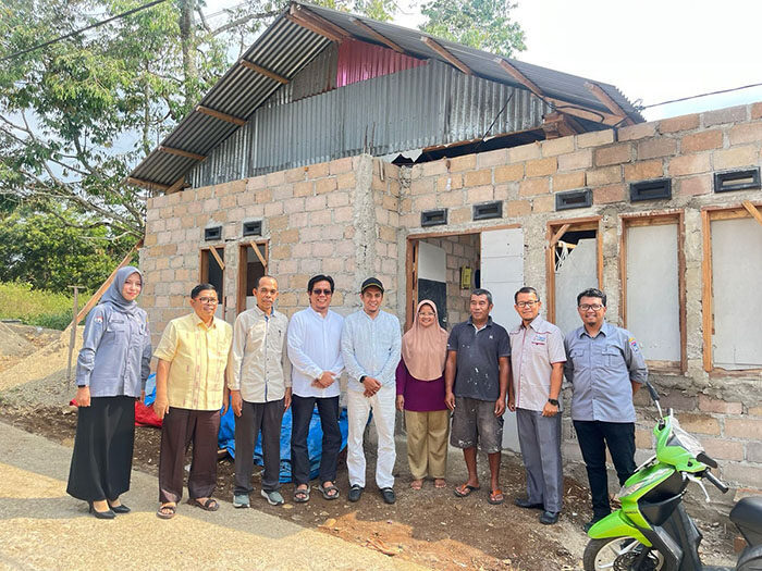 Ketua DPRD Apresiasi Baznas Bantu Peningkatan Kualitas RTLH 1 TINJAU— Ketua DPRD Wirman Putra, Dt. Mantiko Alam bersama Ketua Baznas saat meninjau rumah warga penerima PK-RTLH.