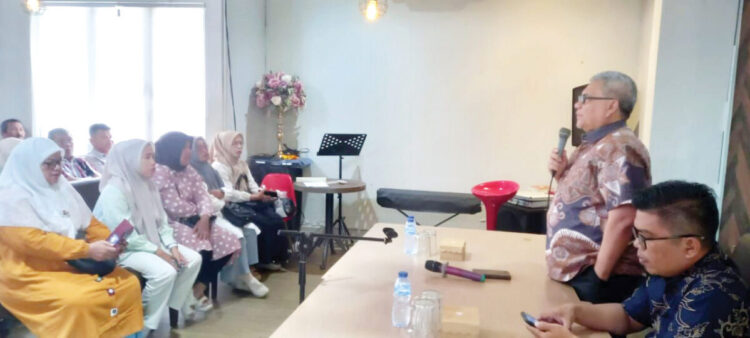 Ketua DPRD Sumbar Tampung Aspirasi Tokoh Masyarakat Padang Selatan, Minta Pengerukan Sendimen Sungai, Becak Sampah hingga Pembangunan Sekolah PAUD 1 DIALOG BERSAMA TOKOH MASYARAKAT— Ketua DPRD Sumbar, Muhidi saat berdialog dengan tokoh masyarakat Kecamatan Padang Selatan dalam kegiatan reses perorangan masa sidang III tahun 2025, Sabtu (26/7).