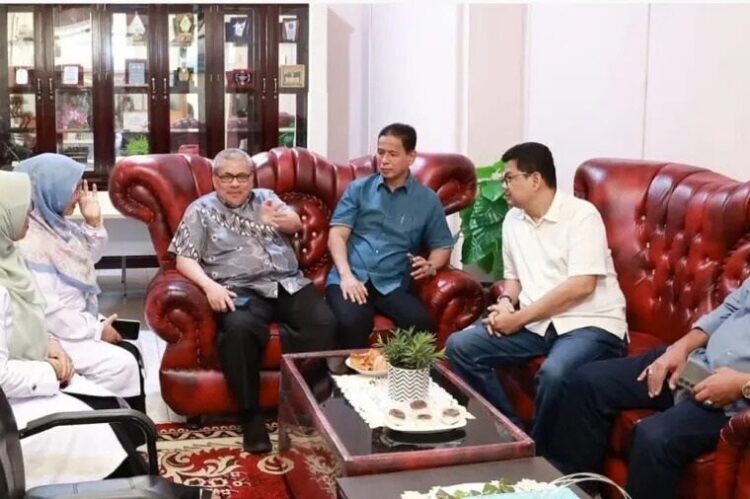 Tinjau Pengelolaan Anggaran di Dinas Pendidikan Wilayah I Bukittinggi, Ketua DPRD Sumbar: Setiap Rupiah yang Dialokasikan Harus Bermanfaat bagi Masyarakat 1 DIALOG—Ketua DPRD Sumbar, Muhidi melakukan dialog dengan jajaran Dinas Pendidikan Wilayah I Sumbar, di Bukittinggi.
